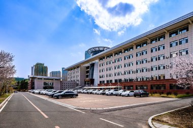 Matematik Binası 'nın mimari manzarası, Qianwei Kampüsü, Jilin Üniversitesi, Changchun, Çin