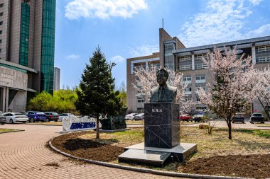 Çin Changchun 'daki Jilin Üniversitesi Qianwei Kampüsü' nde Zhang Weida 'nın mimari heykeli.