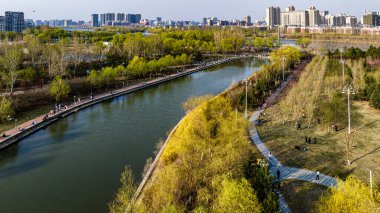 Çin, Changchun 'daki Yitong Nehri' nin bahar manzarası.