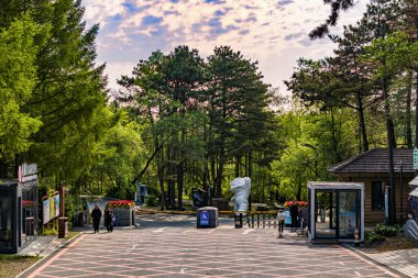 Çin Changchun 'daki Jingyuetan Ulusal Orman Parkı' nın batı kapısının yaz manzarası.