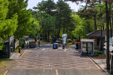 Çin Changchun 'daki Jingyuetan Ulusal Orman Parkı' nın batı kapısının yaz manzarası.