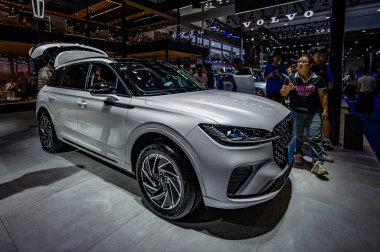 13 Temmuz 2024 'te Changchun, Çin' de 21. Changchun Uluslararası Otomobil Fuarı birçok ünlü arabayla düzenlendi..