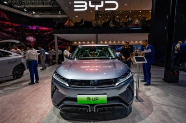 13 Temmuz 2024 'te Changchun, Çin' de 21. Changchun Uluslararası Otomobil Fuarı birçok ünlü arabayla düzenlendi..