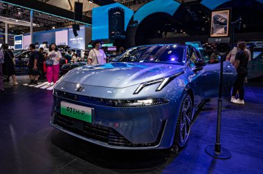 13 Temmuz 2024 'te Changchun, Çin' de 21. Changchun Uluslararası Otomobil Fuarı birçok ünlü arabayla düzenlendi..