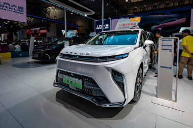 13 Temmuz 2024 'te Changchun, Çin' de 21. Changchun Uluslararası Otomobil Fuarı birçok ünlü arabayla düzenlendi..