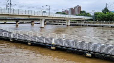 Çin 'in Changchun şehrinde sel mevsiminde Yitong Nehri manzarası