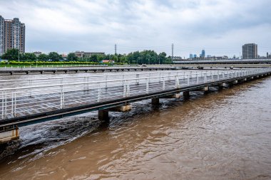 Çin 'in Changchun şehrinde sel mevsiminde Yitong Nehri manzarası