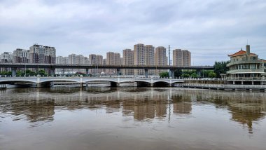 Çin 'in Changchun şehrinde sel mevsiminde Yitong Nehri manzarası