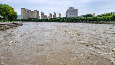 Çin 'in Changchun şehrinde sel mevsiminde Yitong Nehri manzarası