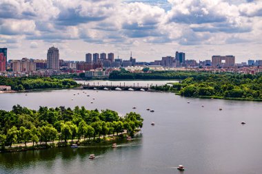 Changchun Nanhu Park 'ın yaz manzarası