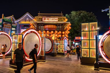 3 Ağustos 2024, Shenyang, Liaoning, Çin. Shenyang Kuzey Pazarı Gece Pazarı gıda, kültür ve eğlence entegre eden bir turistik merkezdir..