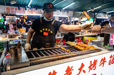 3 Ağustos 2024, Shenyang, Liaoning, Çin. Shenyang Kuzey Pazarı Gece Pazarı gıda, kültür ve eğlence entegre eden bir turistik merkezdir..