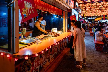 3 Ağustos 2024, Shenyang, Liaoning, Çin. Shenyang Kuzey Pazarı Gece Pazarı gıda, kültür ve eğlence entegre eden bir turistik merkezdir..