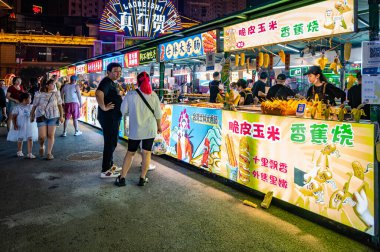 3 Ağustos 2024, Shenyang, Liaoning, Çin. Shenyang Kuzey Pazarı Gece Pazarı gıda, kültür ve eğlence entegre eden bir turistik merkezdir..