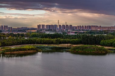 Sonbaharda Çin 'in Shenyang kentindeki Dingxiang Gölü Parkı manzarası.