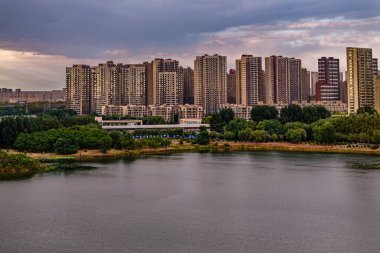 Sonbaharda Çin 'in Shenyang kentindeki Dingxiang Gölü Parkı manzarası.