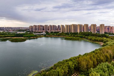 Sonbaharda Çin 'in Shenyang kentindeki Dingxiang Gölü Parkı manzarası.