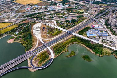 Sonbaharda Çin 'in Shenyang kentindeki Dingxiang Gölü Parkı manzarası.