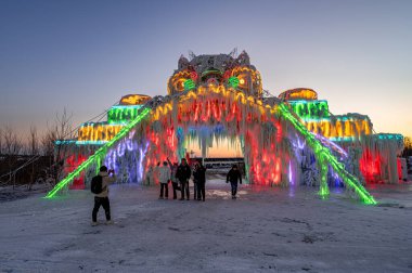 17 Aralık 2024, Changchun, Çin 28. Changchun Buz ve Kar Festivali başlıyor! Altıncı Changchun Buz ve Kar Yeni Dünya açılıyor.!