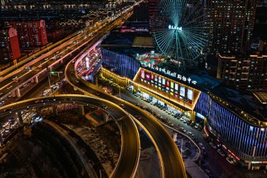 Changchun Gökyüzü Şehri 'nin gece manzarası ve festival sırasında Çin' de üstgeçit.