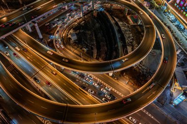 Changchun Gökyüzü Şehri 'nin gece manzarası ve festival sırasında Çin' de üstgeçit.