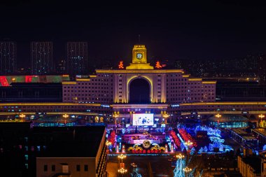 Festival sırasında Çin Changchun Tren İstasyonu 'nun ve istasyonun önündeki meydanın gece görüşü