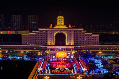 Festival sırasında Çin Changchun Tren İstasyonu 'nun ve istasyonun önündeki meydanın gece görüşü