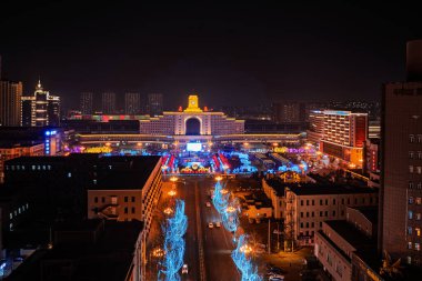 Festival sırasında Çin Changchun Tren İstasyonu 'nun ve istasyonun önündeki meydanın gece görüşü