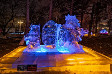 Buzdan oyulmuş hayvanlar - Şenlik sırasında Xinmin Sokağı, Changchun, Çin 'in gece manzarası