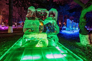 Buzdan ve renkli ışıklardan heykeller - Changchun, Çin 'deki Xinmin Sokağı' nın gece sahnesi festival sırasında