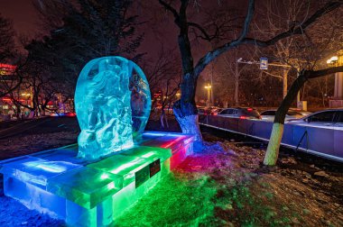 Buzdan ve renkli ışıklardan heykeller - Changchun, Çin 'deki Xinmin Sokağı' nın gece sahnesi festival sırasında