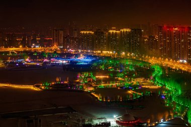 Changchun, Çin 'deki Nanxi Wetland Parkı' nın gece görüşü Fener Festivali sırasında