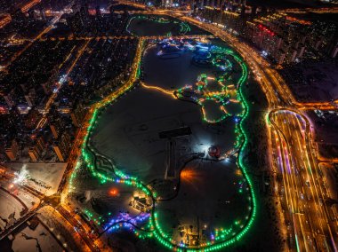 Changchun, Çin 'deki Nanxi Wetland Parkı' nın gece görüşü Fener Festivali sırasında