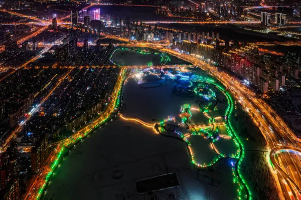 Changchun, Çin 'deki Nanxi Wetland Parkı' nın gece görüşü Fener Festivali sırasında