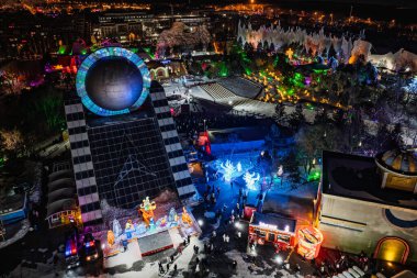 Changchun 'daki Fener Festivali' nin mimari ve fener sahnesi. Changchun Century City, Çin, 12 Şubat 2025.