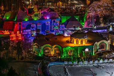 Changchun 'daki Fener Festivali' nin mimari ve fener sahnesi. Changchun Century City, Çin, 12 Şubat 2025.