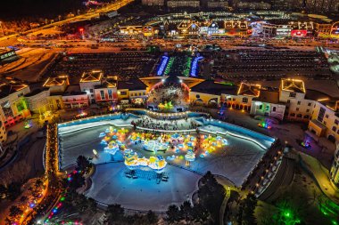 Changchun 'daki Fener Festivali' nin mimari ve fener sahnesi. Changchun Century City, Çin, 12 Şubat 2025.