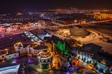 Changchun 'daki Fener Festivali' nin mimari ve fener sahnesi. Changchun Century City, Çin, 12 Şubat 2025.