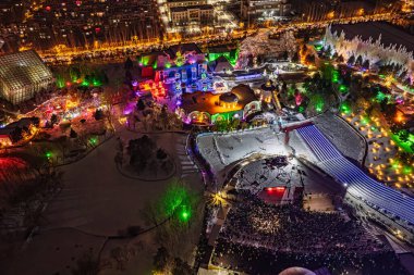 Changchun 'daki Fener Festivali' nin mimari ve fener sahnesi. Changchun Century City, Çin, 12 Şubat 2025.