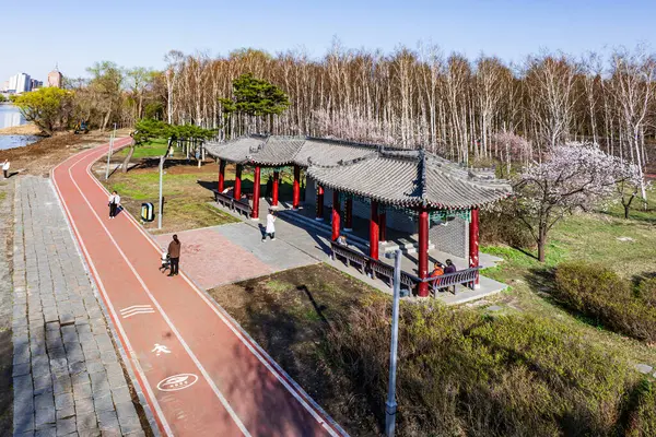 Baharın başında Changchun, Çin 'deki South Lake Park' ın manzarası.