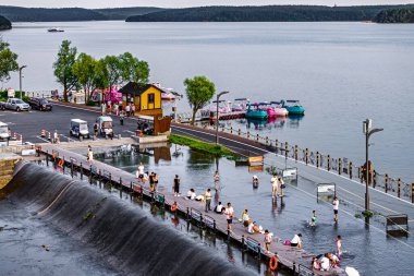 Jingyuetan Ulusal Orman Parkı 'ndaki Yishuiwan manzarası, Changchun, Çin