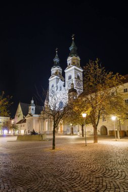 Domplatz, Güney Tyrol, İtalya 'dan Brixen Katedrali' nin (Duomo di Bressanone) ana cephesi gece görüşü