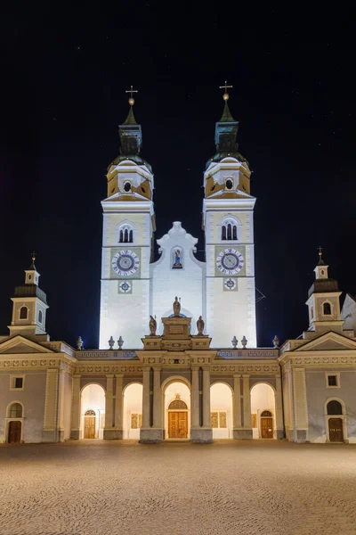 位于意大利南蒂罗尔Domplatz的Brixen大教堂 Duomo Bressanone 主立面的夜景 — 图库照片