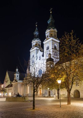 Domplatz, Güney Tyrol, İtalya 'dan Brixen Katedrali' nin (Duomo di Bressanone) ana cephesi gece görüşü