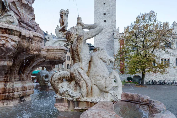 意大利特伦蒂诺特伦托市中心的中世纪塔台和海王星喷泉 — 图库照片