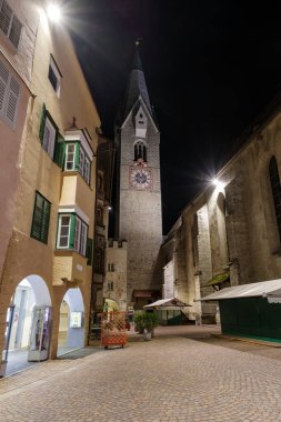 Brixen, İtalya - 30 Ekim 2022: Brixen eski kenti, Özerk Bolzano Eyaleti, Trentino Güney Tyrol, kuzey İtalya 'daki Sokak ve Beyaz Kule Gece Görüşü