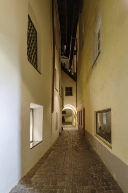 Brixen, İtalya - 30 Ekim 2022: Brixen eski kasabası, Özerk Bolzano Eyaleti, Trentino Güney Tyrol, kuzey İtalya 'da gece manzaralı cadde