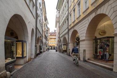 Bolzano, İtalya - 1 Kasım 2022: Bolzano eski kenti, Özerk Bolzano Eyaleti, Trentino Güney Tyrol, kuzey İtalya