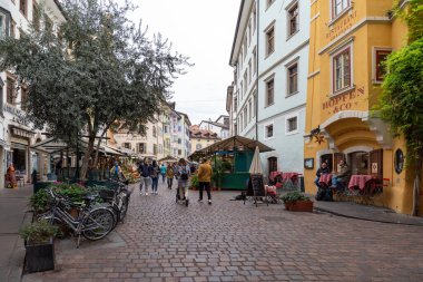 Bolzano, İtalya - 1 Kasım 2022: Bolzano eski kenti, Özerk Bolzano Eyaleti, Trentino Güney Tyrol, kuzey İtalya