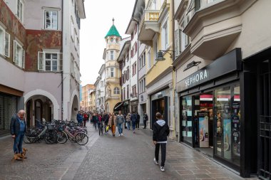 Bolzano, İtalya - 1 Kasım 2022: Bolzano eski kenti, Özerk Bolzano Eyaleti, Trentino Güney Tyrol, kuzey İtalya